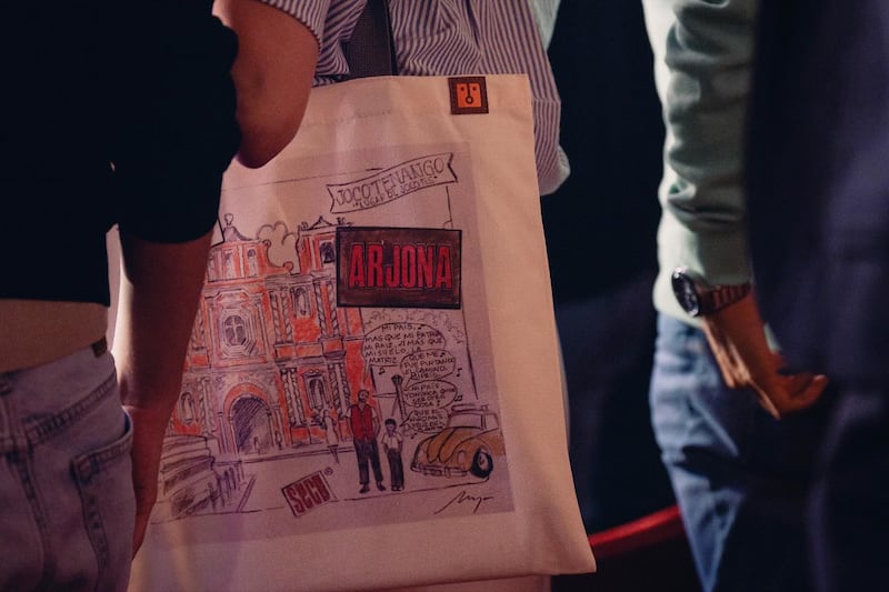 La diseñadora guatemalteca Vitto Murga fue la encargada del vestuario del artista y del merch exclusivo para la residencia.