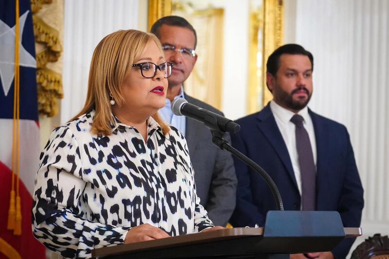 Era la secretaria del DCR cuando se firmó el acuerdo para la construcción de la nueva institución de salud mental con el Departamento de Vivienda, dirigido por William Rodríguez, derecha, bajo la administración de Pedro Pierluisi, centro. Foto suministrada