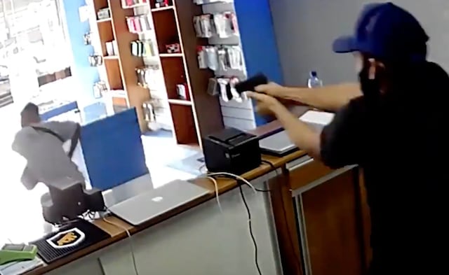 Disparan a ladrón por la espalda después de asaltar un negocio en Brasil