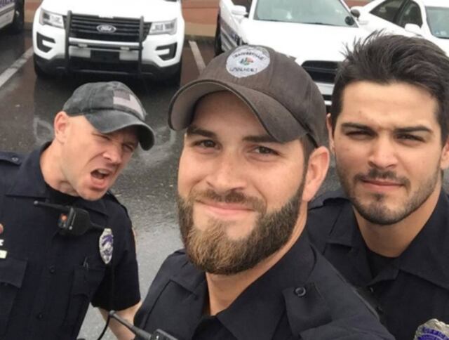 Policías publican selfie en medio de huracán Irma y las redes explotan