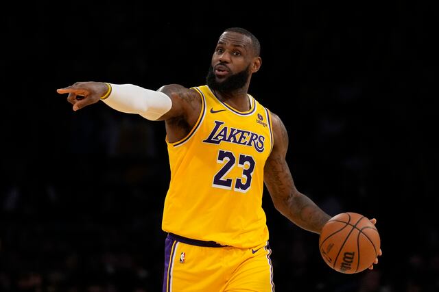 LeBron da triunfo a Lakers sobre Hornets