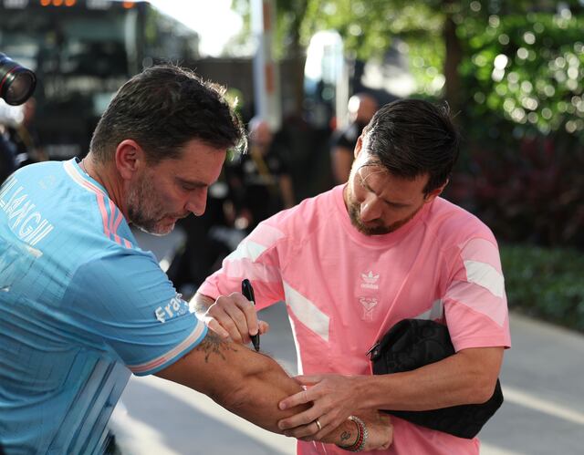 Se tatuará su firma: Julián Gil cumple su sueño de conocer a Lionel Messi