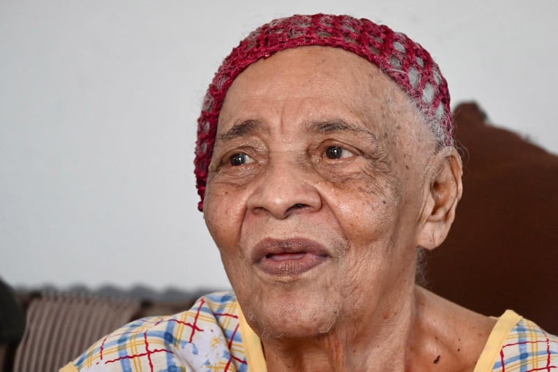 La adulta de 91 años reside en el sector Palmeras Suárez, en Loíza, a pasos de una calle derrumbada por la erosión costera.