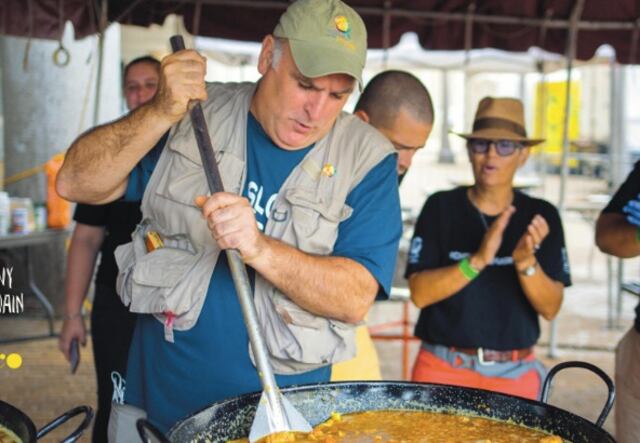 Chef José Andrés lleva alimentos a refugiados de Ucrania