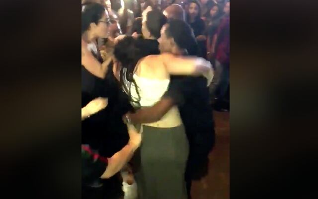 Locutor califica de "chusmas" a mujeres que pelearon en concierto de Bad Bunny