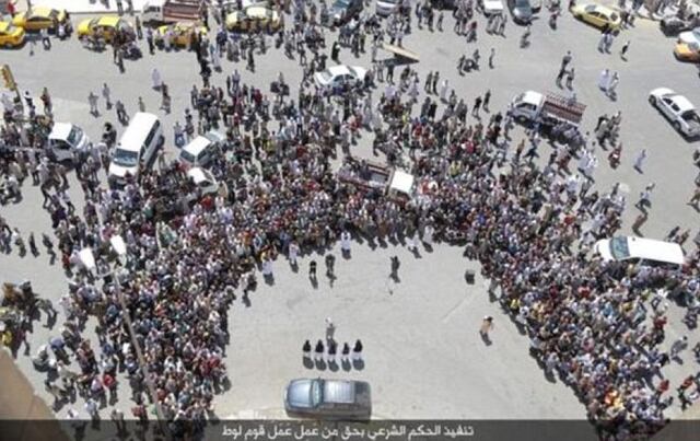 Personas se reúnen para ver las ejecuciones de ISIS