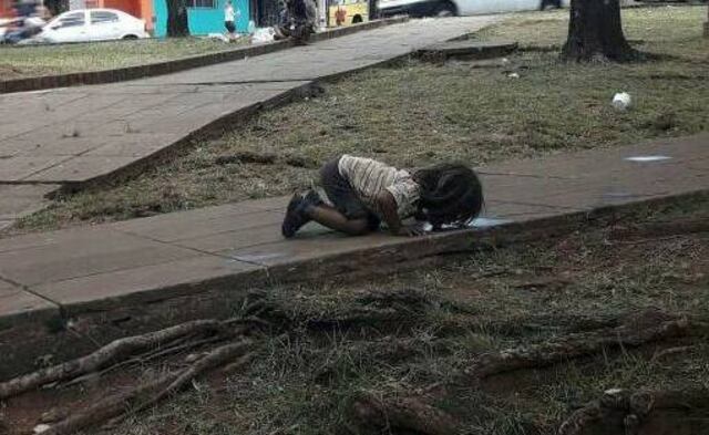 Foto de niña que trata de tomar agua conmociona a Argentina
