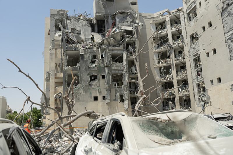 Equipos de emergencia trabajan en un edificio donde cuatro personas murieron a causa de un ataque con misiles iraníes el 24 de junio de 2025 en Beersheba, Israel.