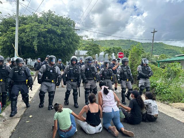 Arrestan a seis personas durante manifestación contra antena de telecomunicaciones en Aibonito