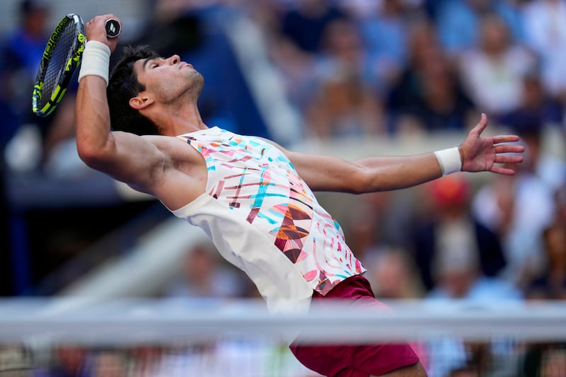 El español Carlos Alcaraz durante el partido contra el británico Daniel Evans por la tercera ronda del US Open, el sábado 2 de septiembre de 2023, en Nueva York. (AP Foto/Manu Fernández)
