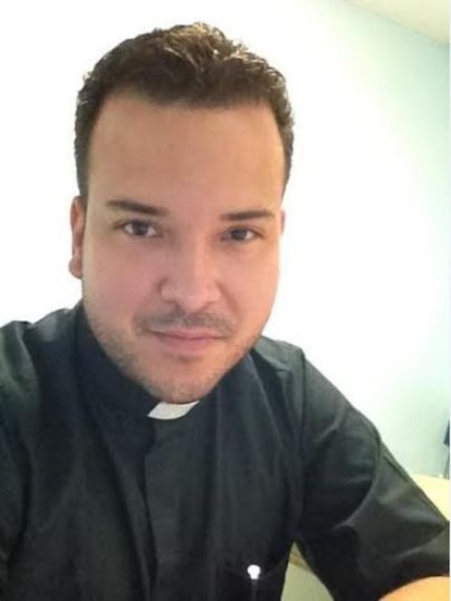 Padre Orlando Lugo pone ¨el grito en el cielo¨ por la factura de la luz de su parroquia