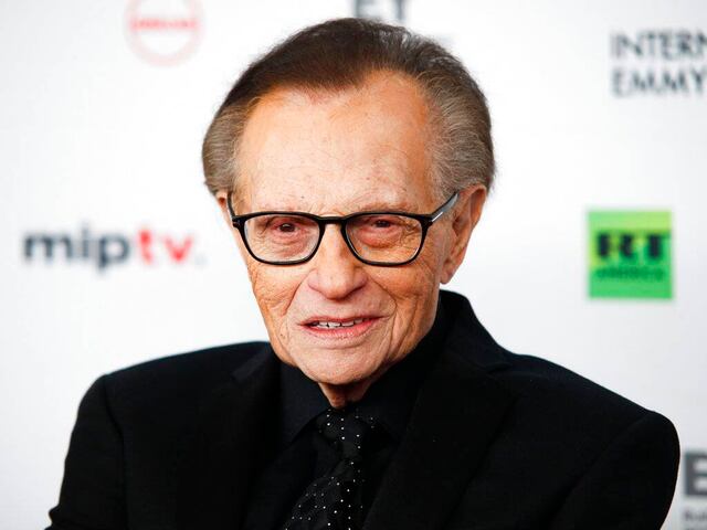 Larry King sale de intensivos, permanece internado tras contagiarse de COVID-19