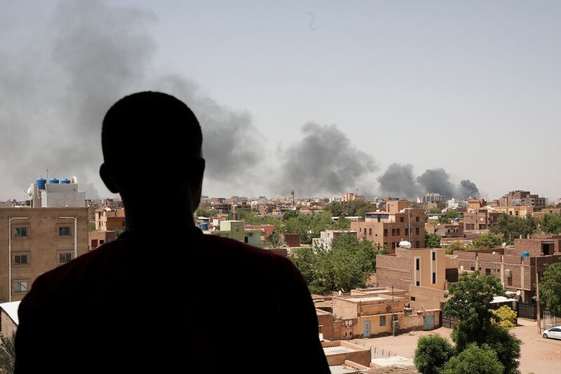 Una columna de humo se eleva sobre Jartum, Sudán