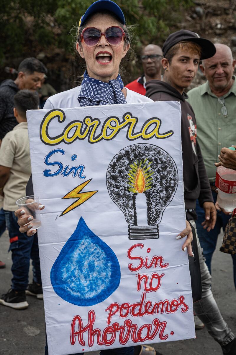 Una mujer fue captada este 25 de septiembre, al protestar por las fallas en el servicio eléctrico, en Carora (Lara, Venezuela). EFE/Henry Chirinos