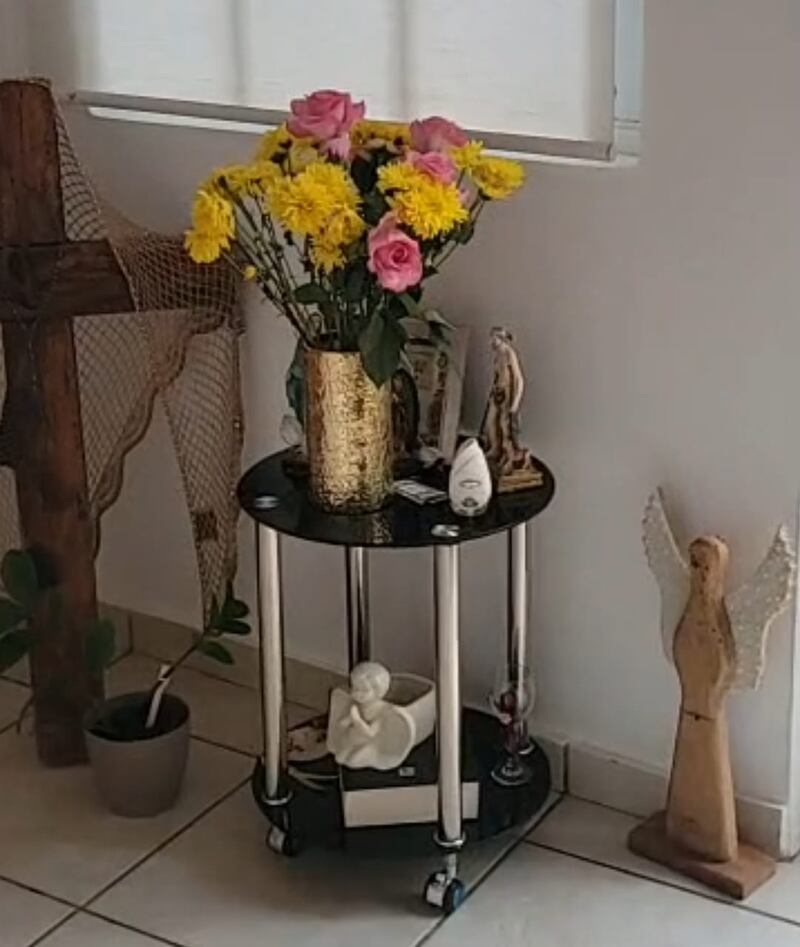 Las flores que don Héctor le regaló a Mother.
