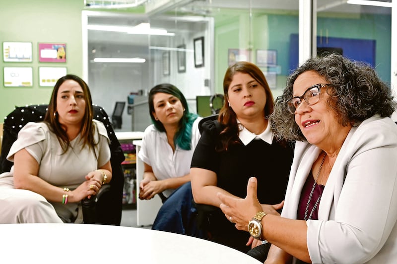 María E. Enchautegui Román, a la derecha, es doctora en economía y dirige los esfuerzos de investigación y política pública del IDJ.
