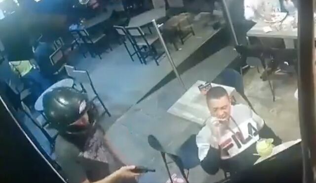 Hombre no paró de comer alitas mientras era asaltado en México