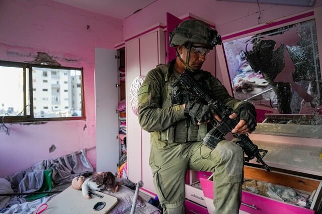 Recorrido por Gaza con ejército israelí muestra paisaje desolado