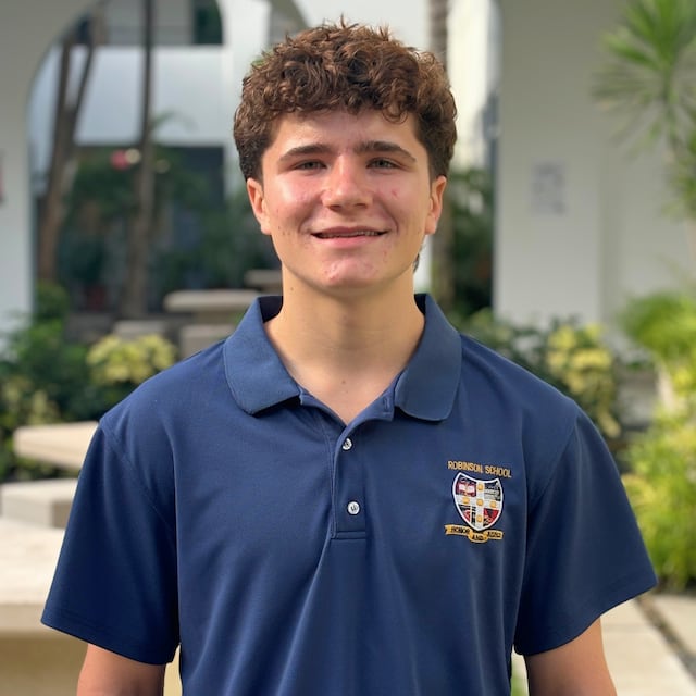Joven becado de Robinson School abre oportunidades para otros estudiantes