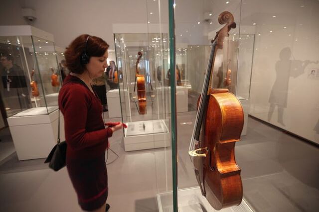Mujer no sabía que el violín en su armario valía 10 millones de dólares