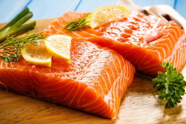 Por qué se le pone limón al pescado