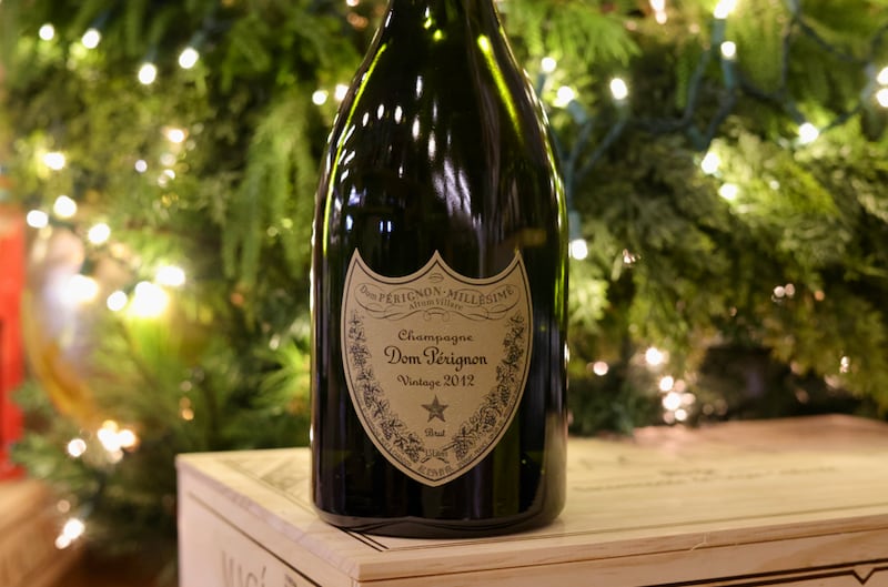 Mara Otero, sommelier de La Enoteca de Ballester, propone una selección de champañas, espumosos y vinos pensados para celebrar con elegancia y sorprender a los invitados.