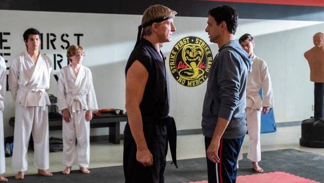 Fanáticos de Cobra Kai celebran el inicio de la tercera temporada