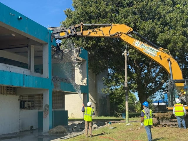 Anuncian comienzo de trabajos de demolición de escuela en Toa Baja