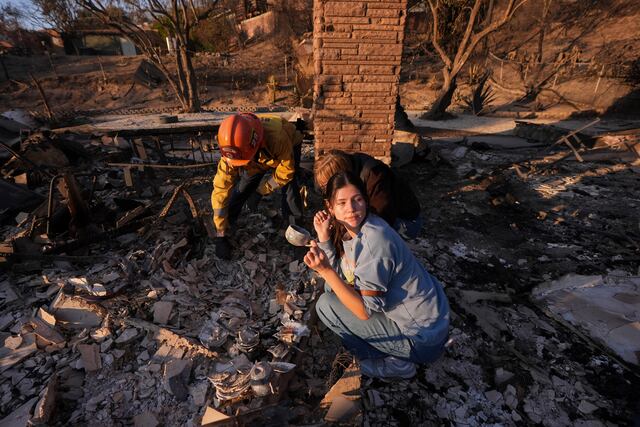Aumenta la cifra de muertes por fuego en Los Ángeles mientras autoridades tratan de salvar casas y edificios