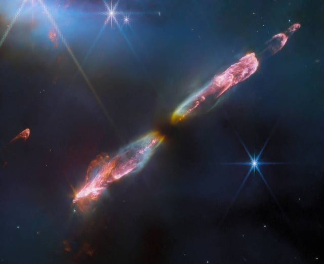 Telescopio James Webb capta el nacimiento de una estrella