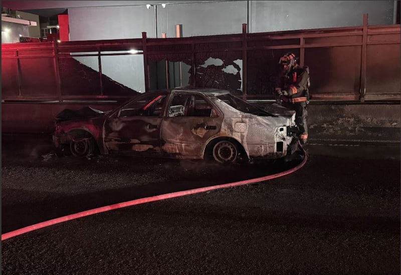 Vehículo incendiado.