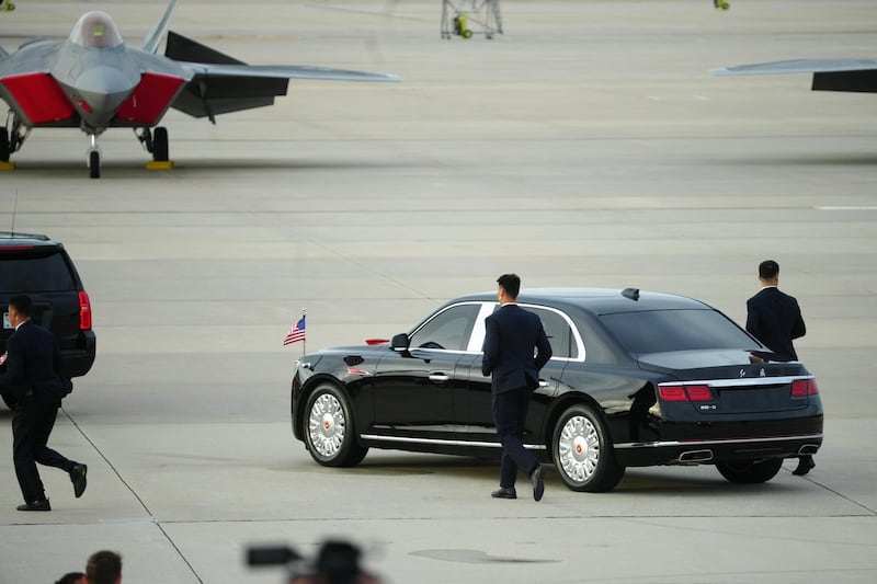 Un vehículo de la comitiva que transporta al presidente chino, Xi Jinping, a su llegada a la Base Conjunta Andrews, Maryland, EE.UU.