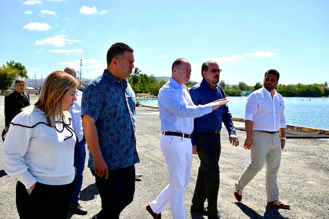 Congresista visita infraestructura del puerto y el aeropuerto de Mayagüez