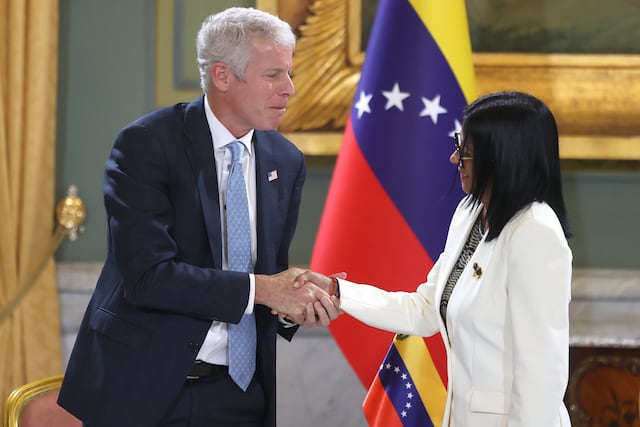 Delcy Rodríguez dice que la Venezuela petrolera ayudará a equilibrar la economía mundial