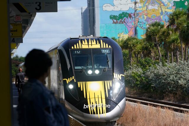 Continúa nuevo tren que conecta Miami y Orlando, a pesar de accidente mortal