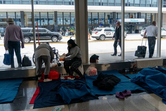 Cientos de migrantes duermen sobre cartones en el piso en aeropuerto de Chicago