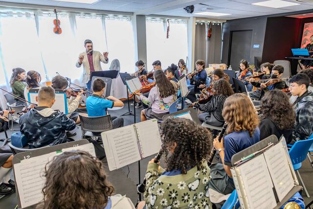 Instituto de Cultura Puertorriqueña dona instrumentos musicales a escuelas públicas