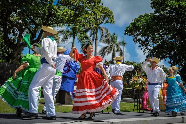 Areyto continúa celebración de su cincuentenario