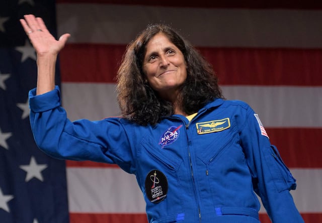 Se retira de la NASA la astronauta que quedó nueve meses varada en el espacio