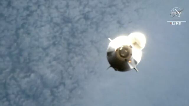 La cápsula de astronautas de SpaceX ya se acopla a la estación espacial