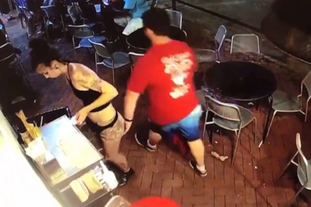 La reacción de una mesera que fue manoseada en el trabajo se viraliza