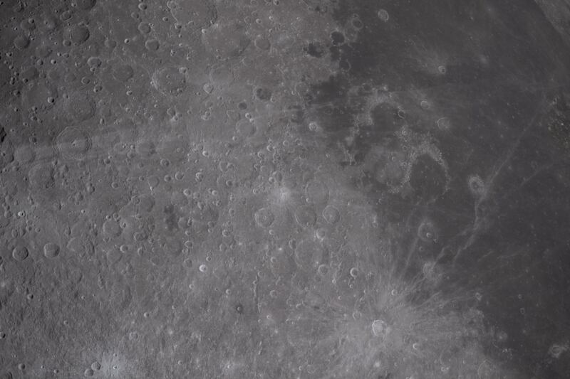 La NASA difundió nuevas imágenes de la Luna tomadas por los astronautas de la misión Artemis II en las que se aprecian detalles impactantes del lado lejano de la Luna, como cráteres de diversos tamaños y cuencas.