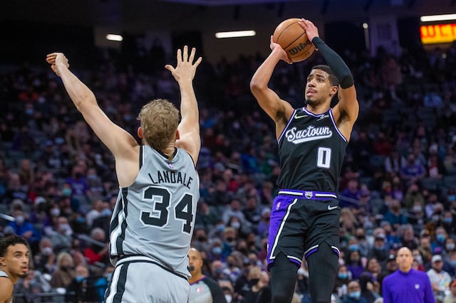 Kings vencen a Spurs con 18 puntos de Hield en 4to cuarto