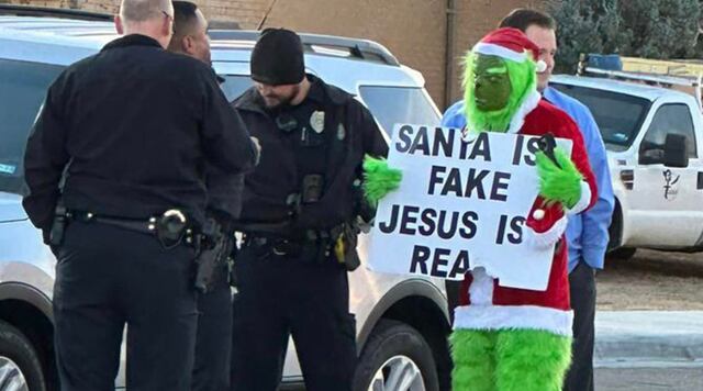 “Santa es falso. Jesús es real”: Activista vestido como “El Grinch” desata polémica en escuela de Texas