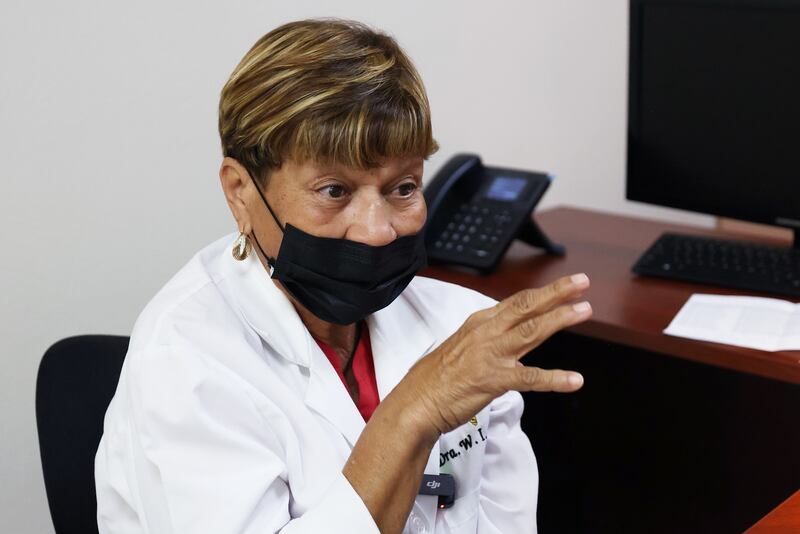 Dra. Wanda Pacheco, quien atiende a personas sin hogar en Ponce, ha sido testigo del fuerte impacto del calor extremo en la salud de esta población.  Foto por Brandon Cruz González I Centro de Periodismo Investigativo
