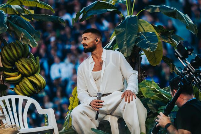 Ricky Martin muestra su preparación para el Super Bowl junto a Bad Bunny
