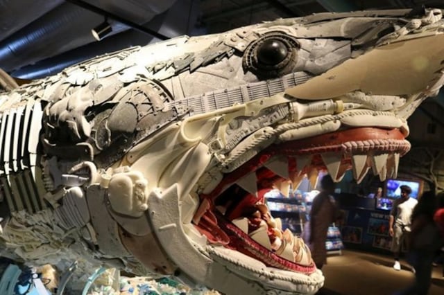 Artista crea enormes esculturas marinas con basura en el mar