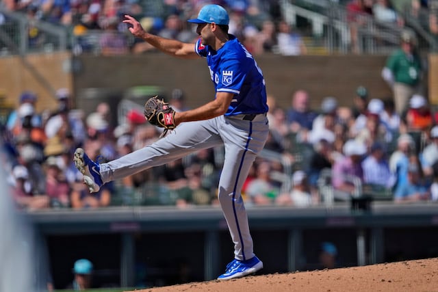 El diestro de los Reales Michael Wacha será sometido a pruebas después de recibir pelotazo