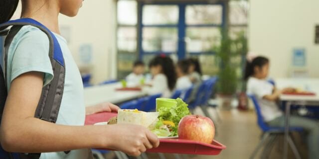 Denuncian escuela donde sirven almuerzo en un sótano
