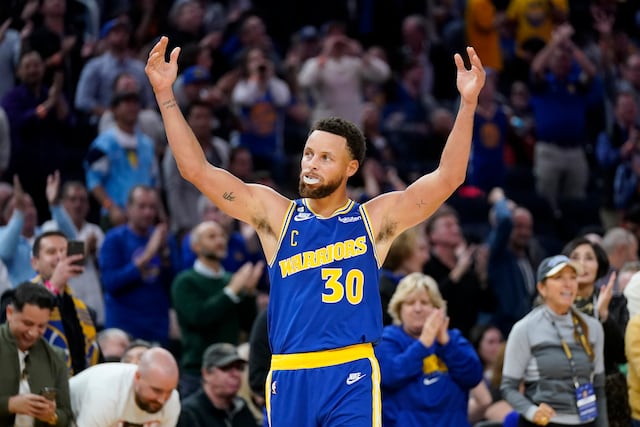 Curry anota 47 puntos para frenar la racha de derrotas de los Warriors